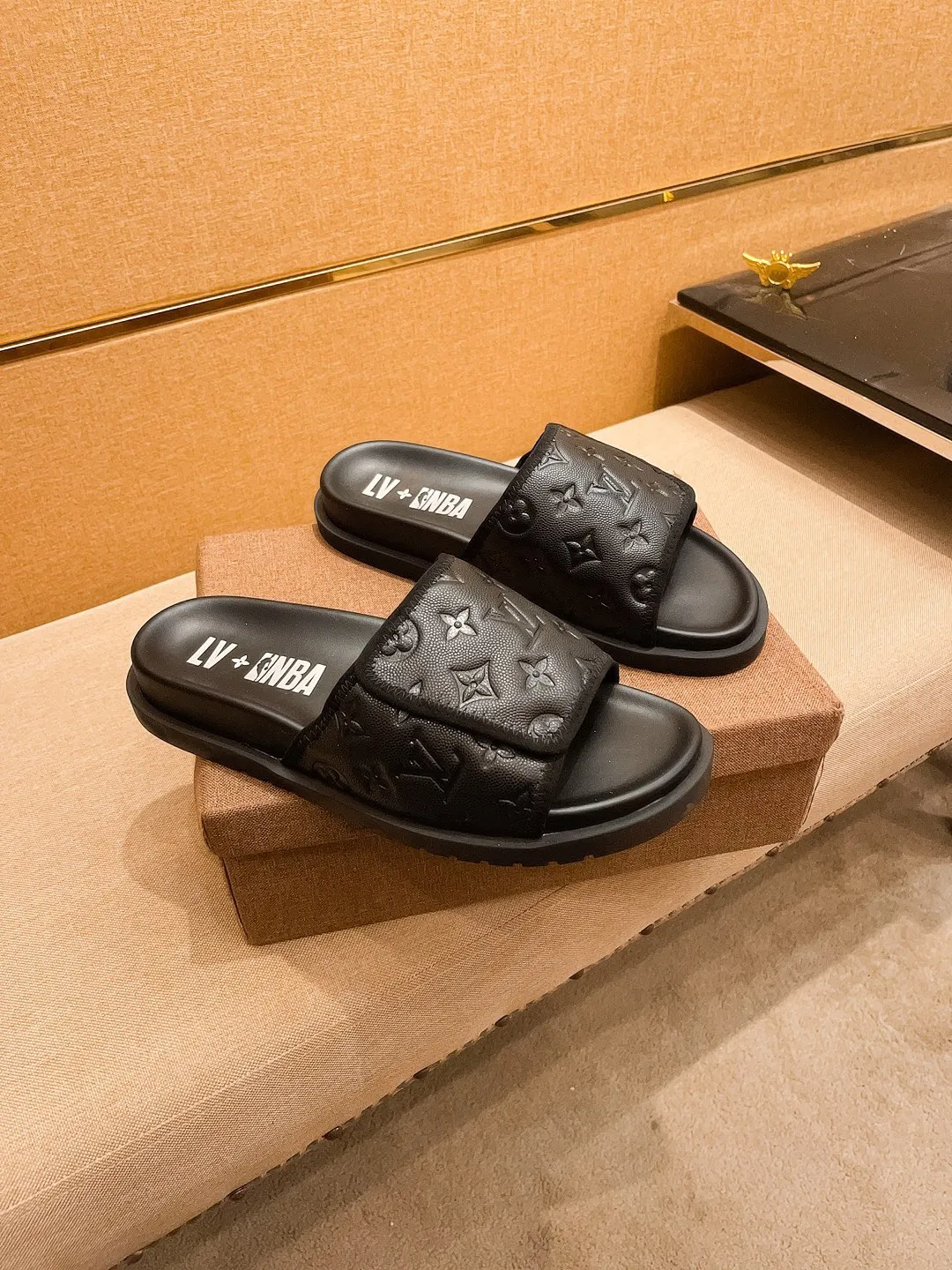 Men's men's shoes 💰 320💰 New model on the market 🔥[LV🔥 Louis Vuitton slippers] High-end 1:1 mold customization, original upgraded version of the outsole, lighter and non-slip. The market's top quality, fashionable and trendy, versatile and popular, simple yet tasteful, a must-have for fashionistas, exuding a fashionable and casual atmosphere, fashion is at your feet, full of confidence, the same style at the counter 👍The season of spring and summer slippers is here, super beautiful to wear, 38-44 1⃣️colors available🔥